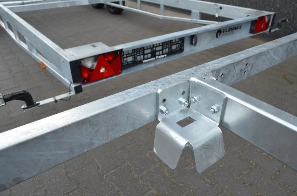 Infästning av ram mot trailer på en löstagbar ram