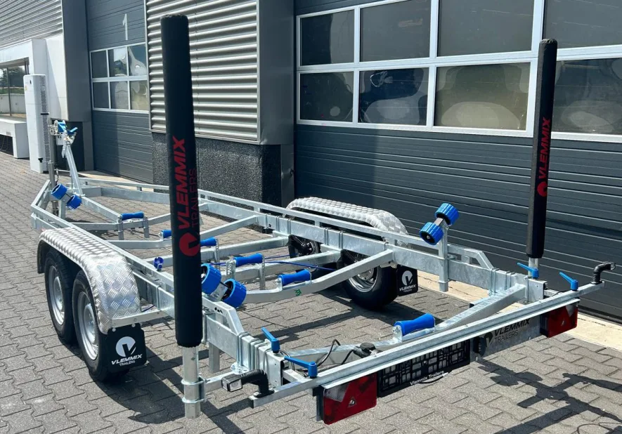 Guide poles till båttrailer, snett bakifrån